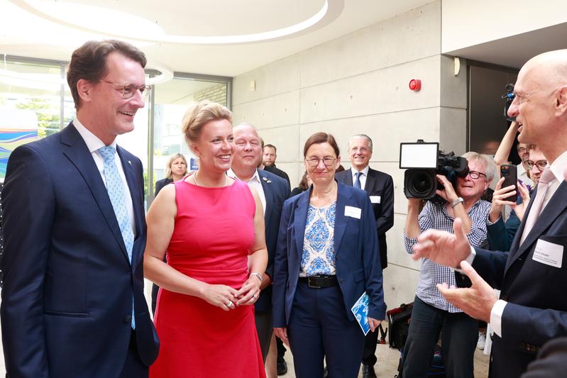 Ministerpräsident Hendrik Wüst und Wissenschaftsministerin Ina Brandes informieren gemeinsam mit UDE-Rektorin Prof. Dr. Barbara Albert, dem Ärztlichen Direktor der Universitätsmedizin Essen, Prof. Dr. Jochen Werner.  