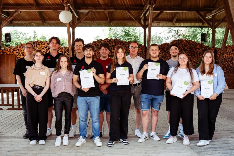 Fit für die Zukunft: Die KUS-Nachhaltigkeitsscouts halten ihre Zertifikate in den Händen (Foto: Andy Merkel/KUS). 