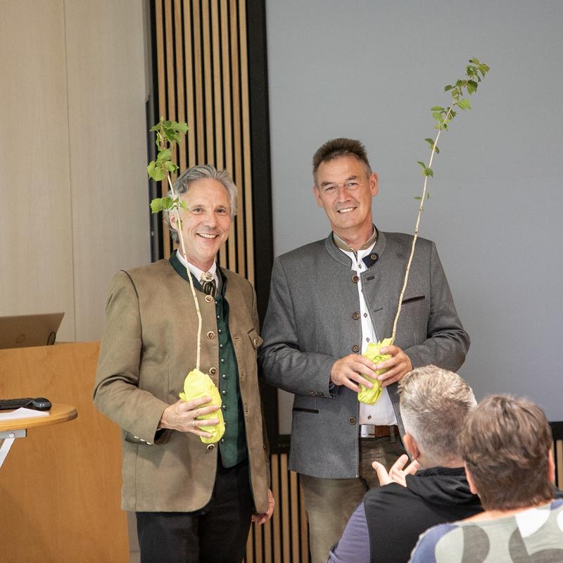 Rechts: Hubert Sailer, 1. Vorsitzender der EZG; Links: Dr. Peter Pröbstle, Präsident der LWF