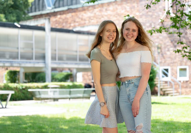 Foto: Auch Studieren macht mit Freunden einfach mehr Spaß: Ellen Gensior und Hannah Schischeg studieren Bioanalytik und sind bereits seit dem Orientierungssemester "Laborpartnerinnen for life". 