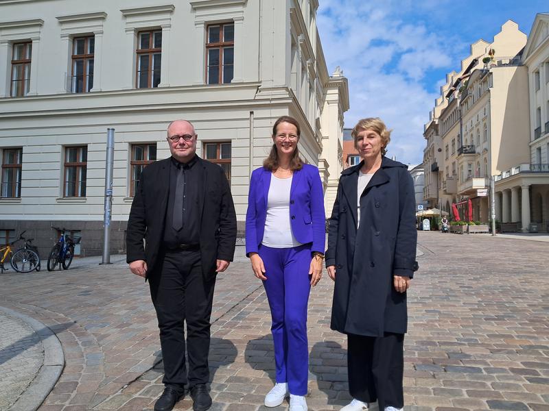 (v.l.) Prof. Dr.-Ing. Matthias Kathmann, Wissenschaftsministerin Bettina Martin, Prof. Jutta Sieglinde Wangemann 