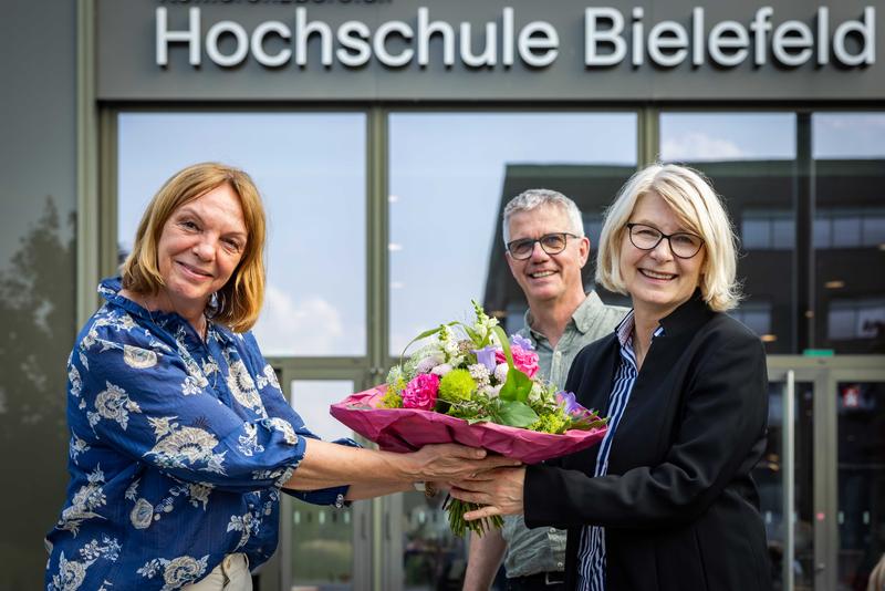 Hochschulratsvorsitzende Dr. Sabina Schoefer (links) gratuliert Prof. Dr. Ingeborg Schramm-Wölk (rechts) gemeinsam mit Senatsvorsitzendem und Wahlleiter Prof. Dr. Hans Brandt-Pook (Mitte). 