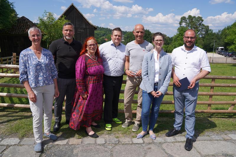 Museumleiterin Dr. Chris Loos, Bürgermeister Martin Finzel, von der Hochschule Coburg Sozialpädagogin Beate Weigle, Vizepräsident Prof. Dr. Felix Weispfenning, Prof. Dr. Christian Holtorf und Dekanin Prof. Dr. Hellen Gross, und Landrat Sebastian Straubel