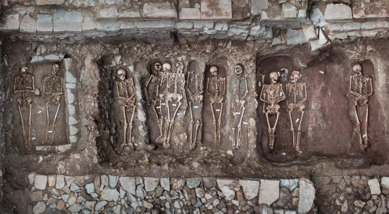 Cloister with at least 15 burials over a length of eight meters from the period between the 12th and 15th centuries.