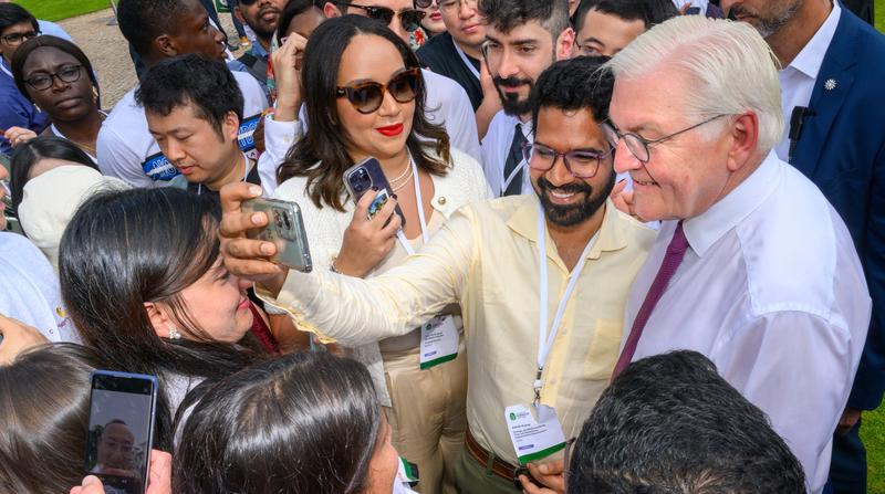 Bundespräsident Frank-Walter Steinmeier empfängt die Teilnehmer*innen der Jahrestagung der Alexander von Humboldt-Stiftung im Garten von Schloss Bellevue