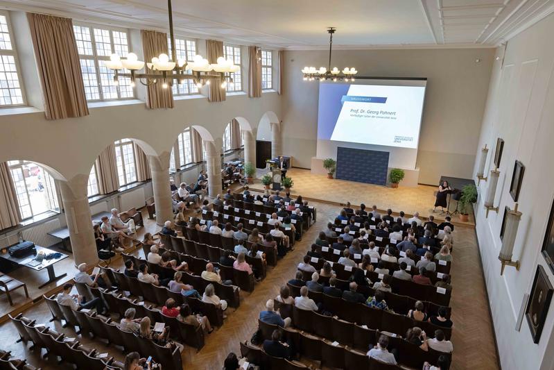 Der vorläufige Leiter der Universität Jena, Prof. Dr. Georg Pohnert, begrüßte die Gäste beim Festakt anlässlich des Schillertages.