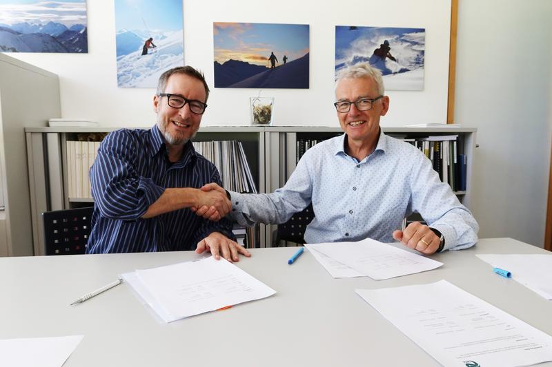 SLF-Leiter Jürg Schweizer (rechts) und der neue CEO der RAMMS AG Marc Christen unterzeichnen die Verträge für das neue Spin-off. 