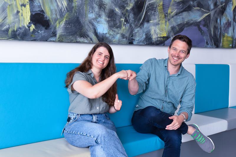 Erstautorin Chrysanthi Kagiou und Studienleiter Georg Winter in der CeMM Brain Lounge 