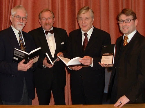 Präsentieren das neue Buch über die Geschichte der Uni Würzburg (von links): Verleger Adolf E. Wolz, Unikanzler Bruno Forster, Unipräsident Prof. Dr. Theodor Berchem und Autor Peter A. Süß. Foto: Emmerich