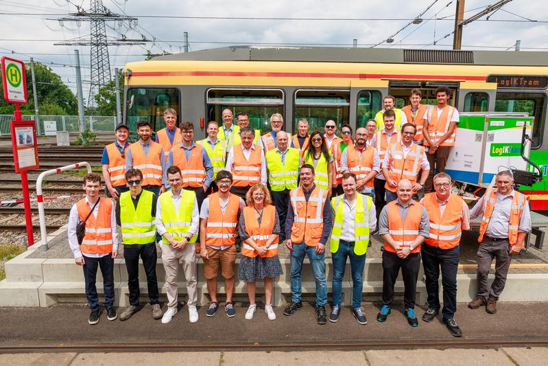 Konsortialpartner LogIKTram mit dem automatisierten eTrailer