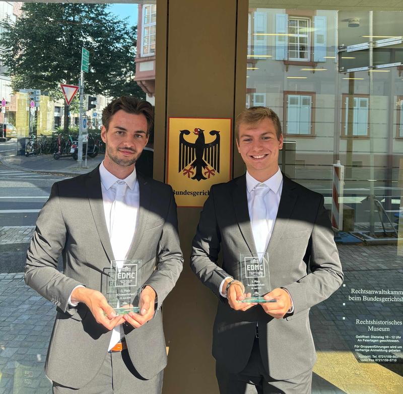 Die beiden Regensburger Jurastudenten Felix Summerer (li.) und Bastian Reinsch haben den ELSA Deutschland Moot Court 2024 gewonnen. 