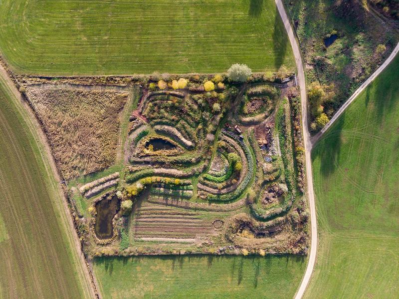 Permakultur ist eine nachhaltige Form der Landwirtschaft. Mit dem Wechselspiel aus Hügelbeeten, Teichen und Gehölzen bietet sie in diesem Beispiel neben Lebensmitteln auch viele Ökosystemdienstleistungen und Lebensraum für Tiere und Pflanzen. 