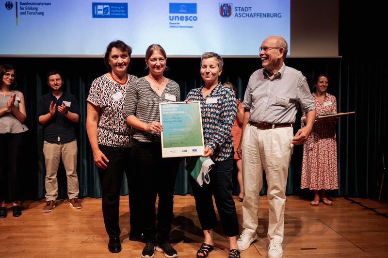 Nahmen die Auszeichnung für die Hochschule Darmstadt entgegen: Prof. Dr. Nicole Saenger, Vizepräsidentin für Forschung, Transfer und Nachhaltige Entwicklung (2. v.r.) und Sandra Müller aus dem Nachhaltigkeitsmanagement (2v.l.).