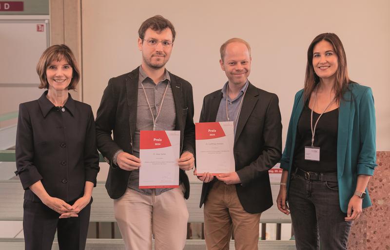 Preisverleihung auf dem 20. HepNet Symposium (v. l. n. r.): Prof. Dr. Elke Roeb (Vorsitzende des Stiftungskuratoriums), Dr. Jasper Spitzer, Dr. Carl-Philipp Hackstein, Anika Mörner (Gilead Sciences), Quelle: Deutsche Leberstiftung.