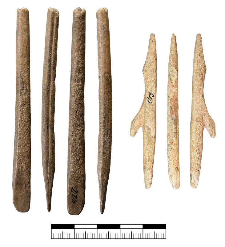 Organische Projektile aus der Vogelherdhöhle: Links abgebrochene Spitze mit doppelt abgeschrägter Ba-sis, rechts Widerhakenspitze. 