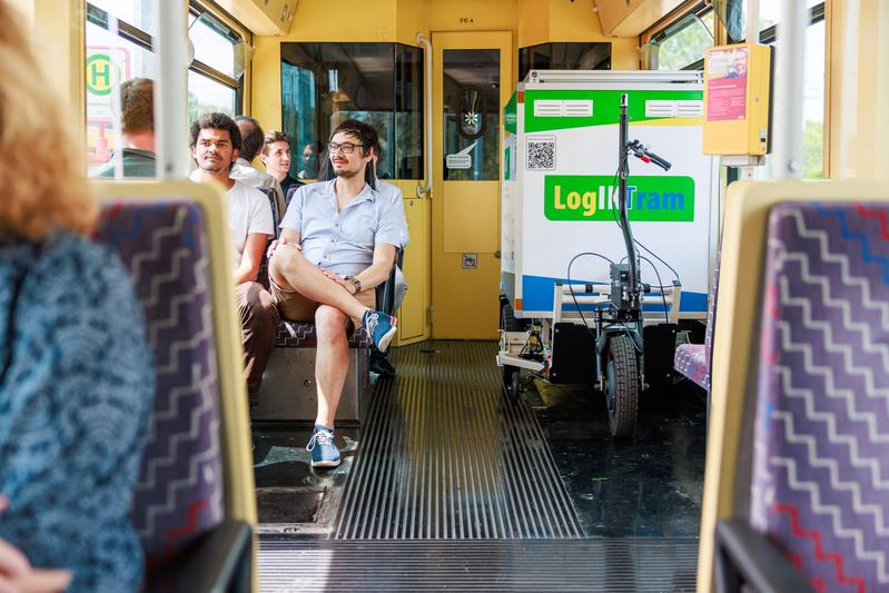 Paket fährt mit: Eine Gütertram könnte zukünftig den Karlsruher Gütertransport auf der Straße entlasten. (Bildrechte: AVG, Fotograf: Paul Gärtner)