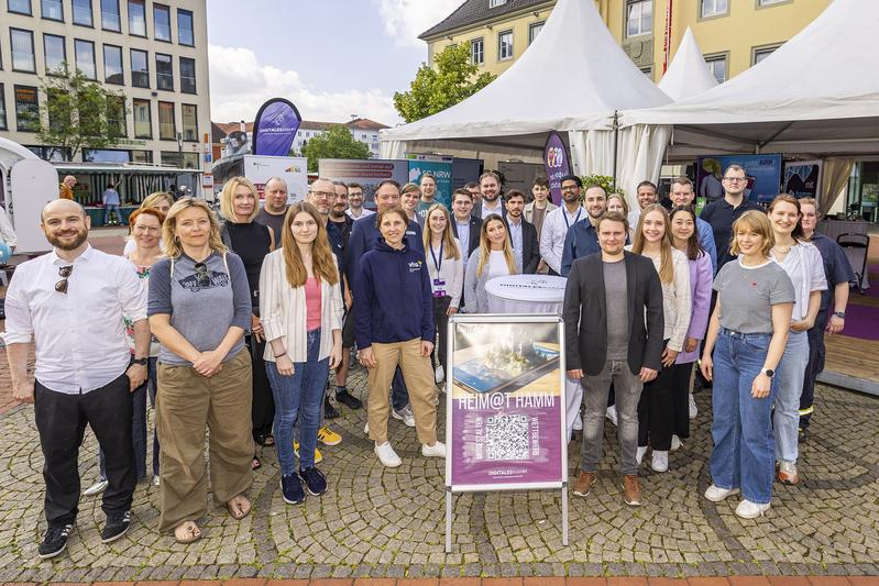 Gruppenbild aller Beteiligten am Smart City DigitalMarkt in Hamm