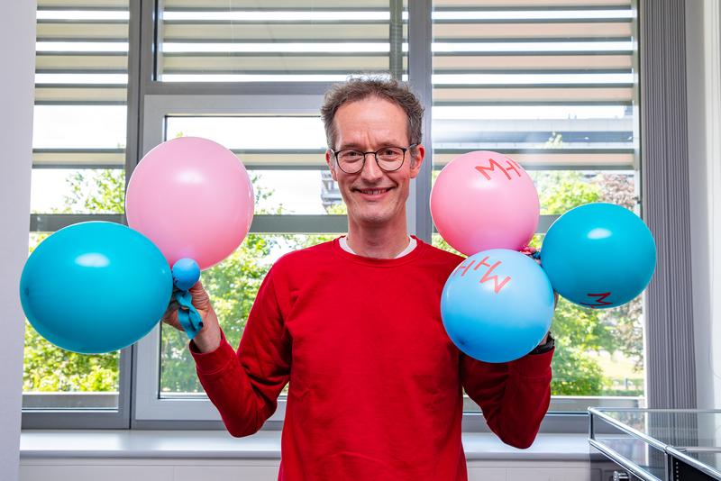 Professor Dr. Lars Knudsen demonstriert mit Luftballons, wie ein kollabiertes Lungenbläschen seine Nachbarn überdehnt (links) im Vergleich mit stressfrei entfalteten Alveolen (rechts). 