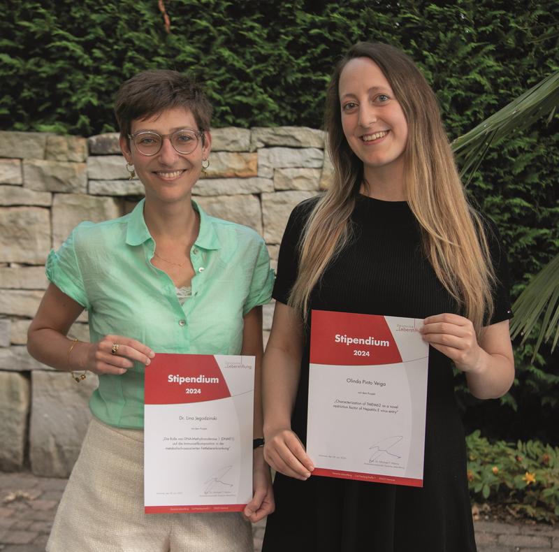 Vernetzungs-Stipendium der Deutschen Leberstiftung 2024 – Urkundenverleihung auf dem 20. HepNet Symposium (v. l. n. r.): Dr. Lina Jegodzinski, Olinda Pinto Veiga (Quelle: Deutsche Leberstiftung)