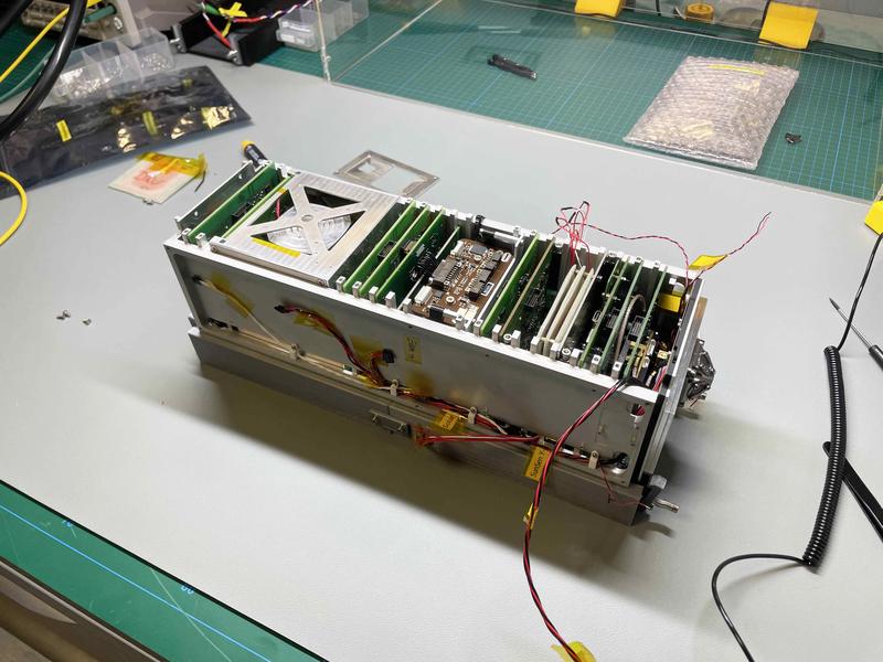 Das Qualifikationsmodell des InnoCube-Satelliten. Der KI-basierte Lageregler wird nach seinem Training am Boden auf das Flugmodell im Orbit hochgeladen und dort getestet.