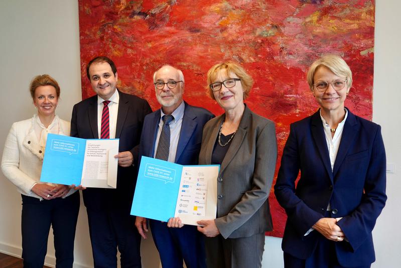 Ministerin Ina Brandes, Minister Nathanael Liminski, Michael Baurmann, Christiane Eilders und Ministerin Dorothee Feller bei der Übergabe der Empfehlungen (Foto: Land NRW / Florian Hemann)