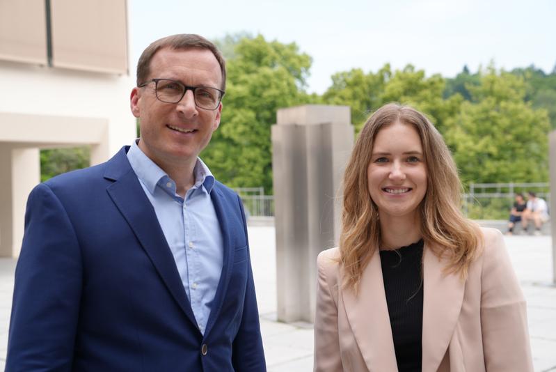 Dr. Janina Garbas und ihr Promotionsbetreuer Prof. Dr. Jan Schumann, Vizepräsident für Forschung an der Universität Passau und Inhaber des Lehrstuhls für Marketing und Innovation.