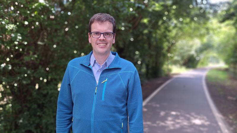 Projektleiter Dr.-Ing. Jochen Moll von der Uni Siegen möchte mit dem neuen Detektionssystem einen Beitrag zum Windkraftausbau leisten – bei gleichzeitigem Schutz von Vögeln und Fledermäusen. 