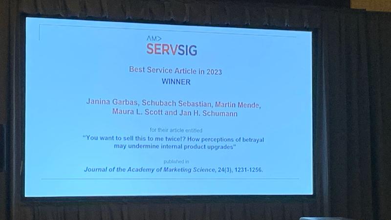 Photo evidence for the winning team around Dr Janina Garbas, Dr Sebastian Vetter and Professor Jan Schumann from the Frontiers in Service conference.