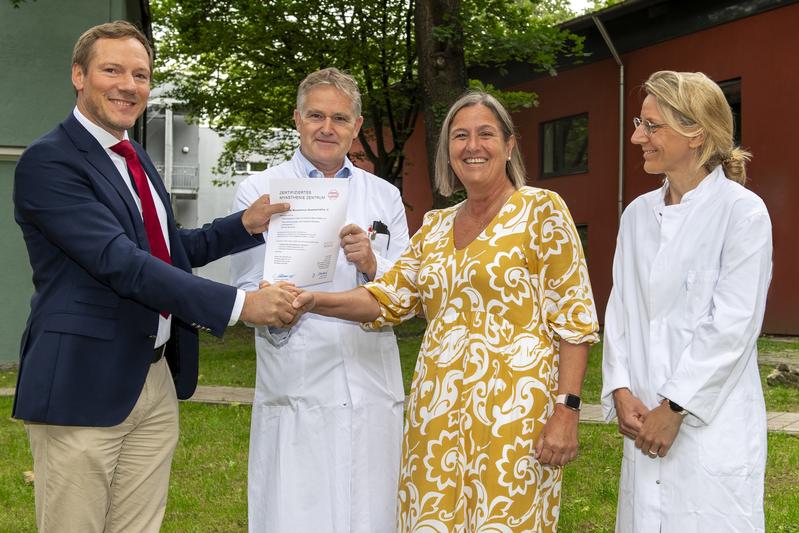 vlnr.: Prof. Günter Höglinger, Direktor der Neurologischen Klinik und Poliklinik, Prof. Benedikt Schoser, Oberarzt am FBI, Judith Gruber, 2. stellv. Vorsitzende der Regionalgruppe DMG e.V., PD Dr. Lisa Ann Gerdes, Institut für Neuroimmunologie