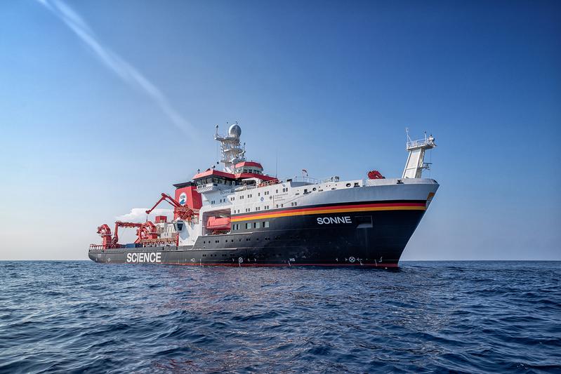 Under IOW lead, the German research vessel SONNE will investigate newly emerging pollutants in the Indian Ocean on a 6300 kilometre long route to allow a risk assessment regarding these substances for the first time.