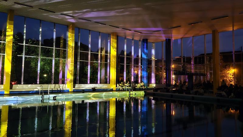 In wunderschönes Licht getaucht: die Schwimmhalle des Löhrtor-Bads.