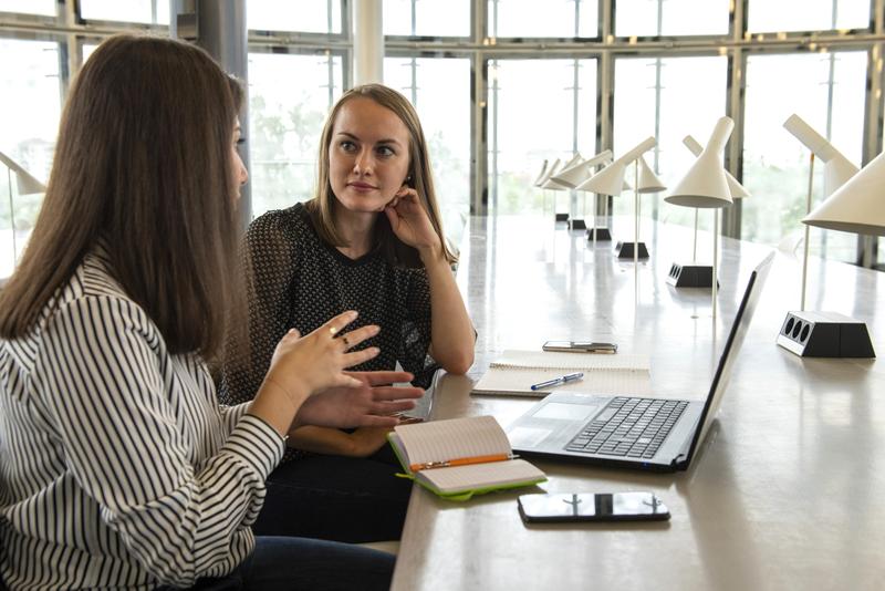 Studierende im Informations-, Kommunikations- und Medienzentrum (IKMZ). 