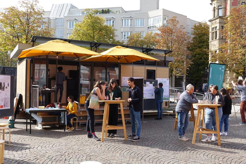 Hybride Bürgerbeteiligung im Herzen der Stadt: Am mobilen Partizipationslabor MobiLab können Interessierte sich im persönlichen Gespräch, auf Papier oder mithilfe bereitgestellter Tablets äußern. (Foto: Pia Laborgne, KIT)