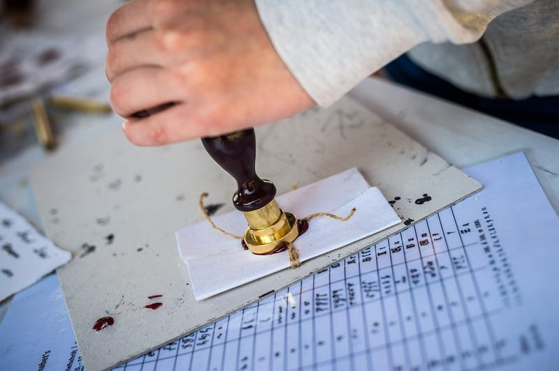 Fingerspitzengefühl ist beim Workshop »Mit Feder & Tinte« gefragt: Was bedeutete es, zur Zeit der Hanse eine Kauffrau oder ein Kaufmann zu sein? Und wie schreibt man mit Rohrfeder, Tinte und Siegel einen eigenen Brief? 