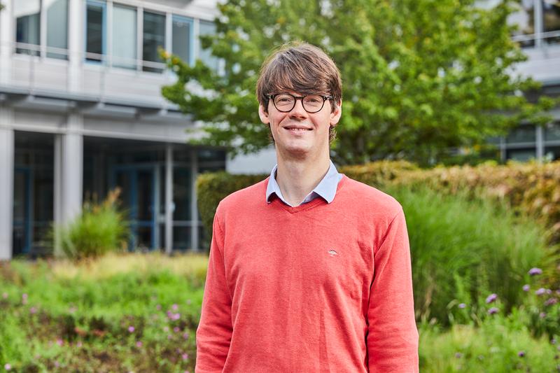 Dr. Georg Hochberg, Preisträger des Preises "ZukunftsWissen – der Early Career Award von Leopoldina und Commerzbank-Stiftung"