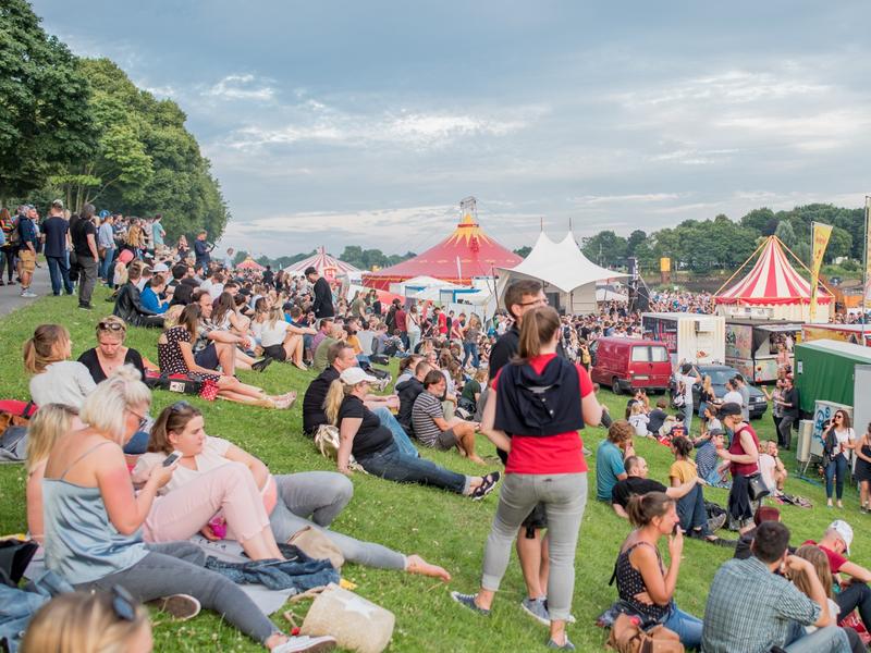 Beliebtes Festival am Deich: Die Breminale legt viel Wert auf Nachhaltigkeit. Das Institut für Energie- und Kreislaufwirtschaft an der Hochschule Bremen (HSB) unterstützt dabei. 