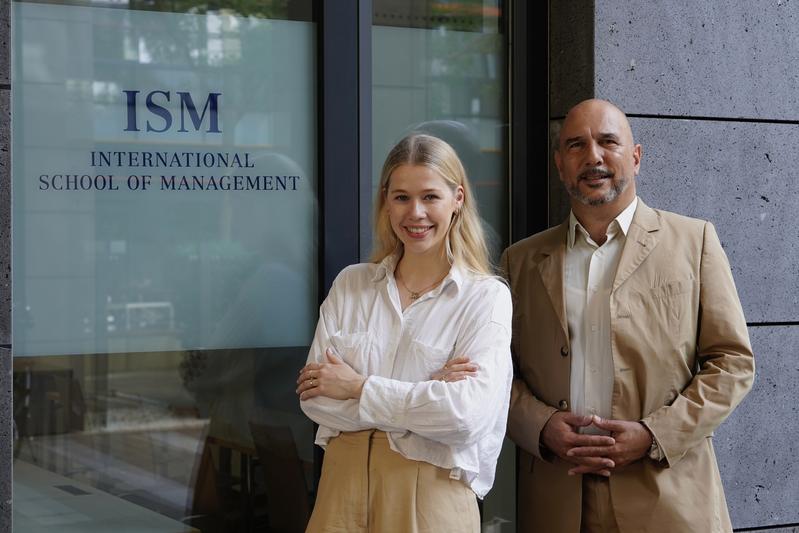 Die Autoren Daniel Khafif und Luisa de Alzaga Achter vor dem ISM Campus in München. 