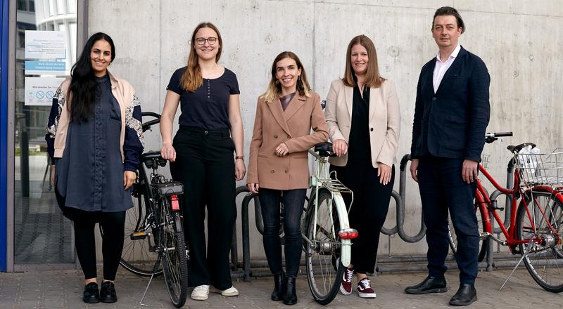 Das EASY-Team: (v.l.): Nadja Shkirat & Johanna Hofmann (Frankfurt UAS), Songül Can (Universität Innsbruck), Prof. Dr. Caroline Schmitt (Frankfurt UAS) und Prof. Dr. Marc Hill (Universität Innsbruck)