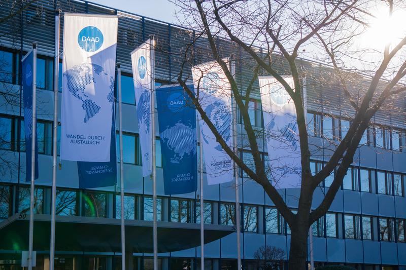 Flaggen vor dem DAAD-Hauptgebäude in Bonn