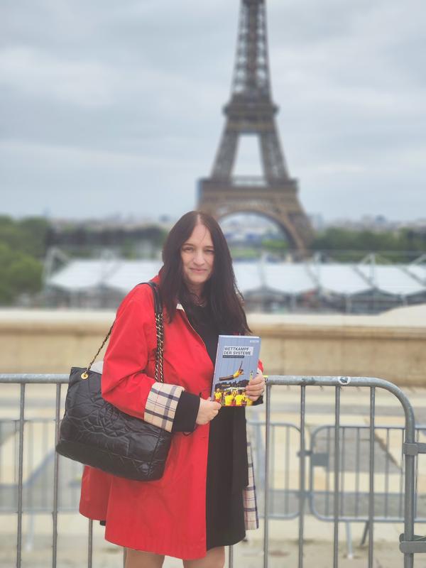 Die Autorin Jutta Braun bei der Premiere ihres Buches "Wettkampf der Systeme" im Juni 2024 in Paris.