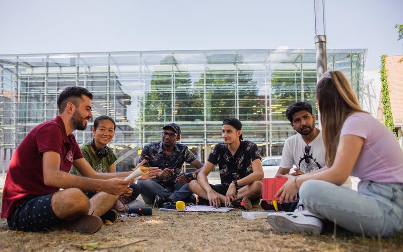 Das Bildungszertifikat richtet sich an Studierende der Universität Bamberg. Im Basismodul „Diskurswerkstatt“ kommen sie in den Dialog über Themen rund um nachhaltige Entwicklung.