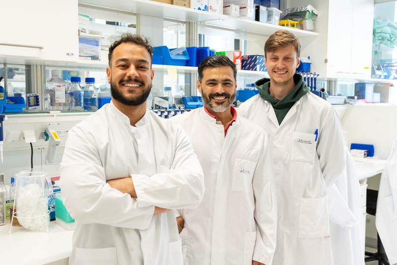 (from left) Dr. Ibrahim Hawwari, Prof. Bernardo Franklin and Lukas Roßnagel discover new intercellular communication mechanism in which blood platelets, so-called thrombocytes, regulate the function of monocytes.