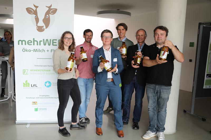 Das Projektteam von "mehrWERT Öko-Milch+Fleisch", v.l. Theresa Hautzinger, Peter Weindl, Prof. Dr. Dr. Eva Zeiler von der HSWT, Dr. Niels Kohlschütter und Saro Ratter von der Schweisfurth Stiftung und Bernhard Ippenberger von der LfL