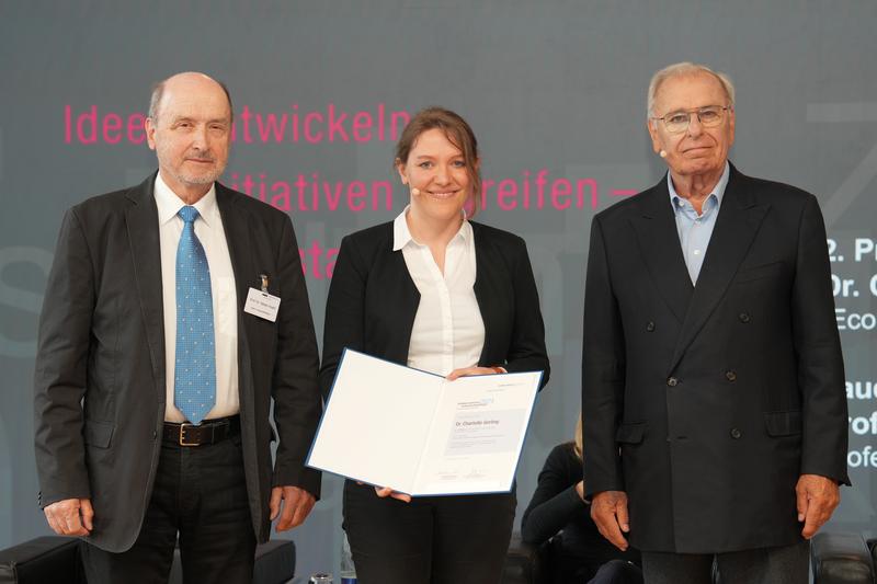 Dr. Charlotte Gerling mit dem Laudator Stefan Hradil (li.) und dem Gratulanten und Vorstandsvorsitzenden des RHI Randolf Rodenstock