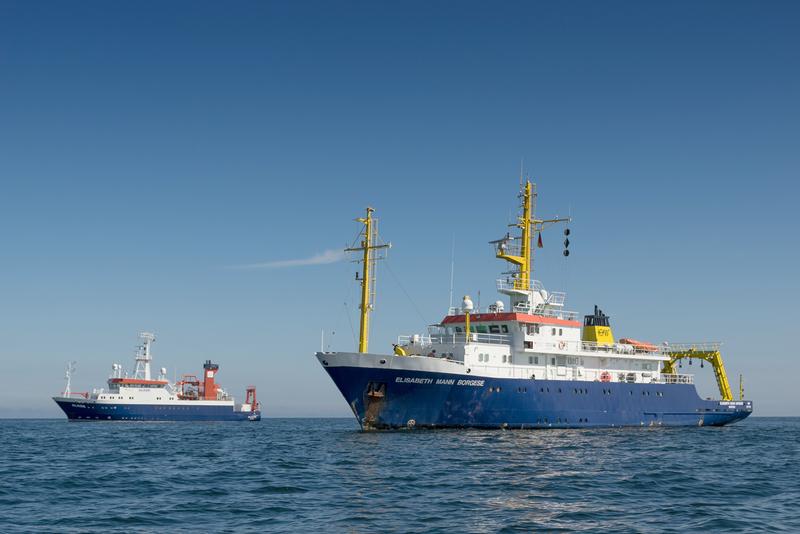 Das IOW-Forschungsschiff ELISABETH MANN BORGESE und die ALKOR vom GEOMAR Helmholtz-Zentrum für Ozeanforschung Kiel begleiten den Ostsee-Feldversuch des IOW zu den Effekten von Grundschleppnetz-Fischerei als schwimmende Labore. 