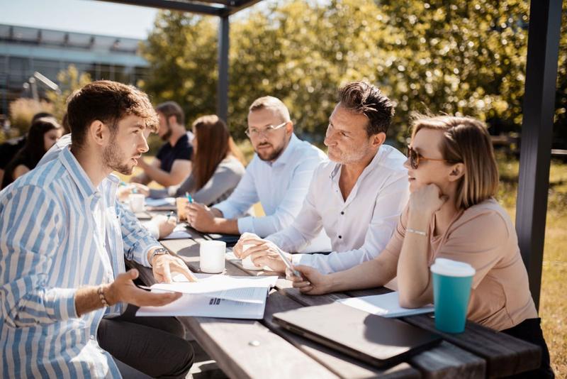 Austausch im grünen Klassenzimmer in der RecreationArea am RheinAhrCampus