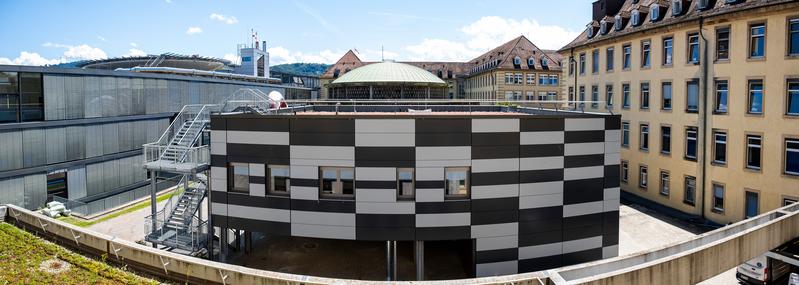 Das neue Radiologische Interventionszentrum wurde zentral auf dem Gelände des Universitätsklinikums Freiburg integriert. Dadurch sind es kurze Wege zu Notaufnahme, Intensivstationen und vielen Normalstationen. 