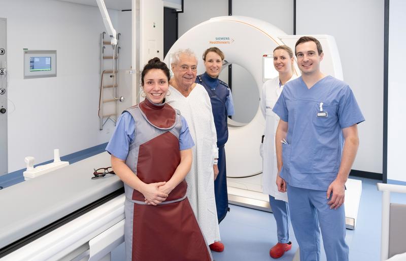 Erfolgreicher Start mit dem ersten Patienten: Das Team um Prof. Dr. Wibke Uller (3.v.l.) hat den Betrieb im neuen Radiologischen Interventionszentrum aufgenommen