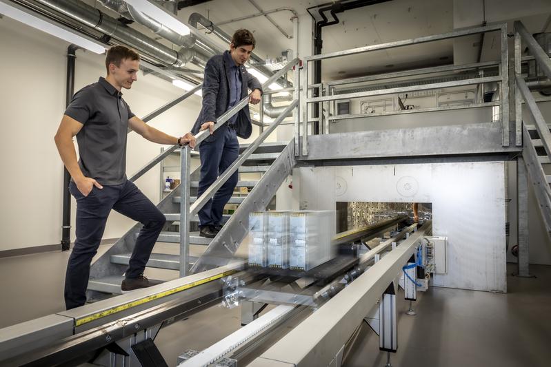 Christian Ellersdorfer (rechts) und Stefan Grollitsch vom Institut für Fahrzeugsicherheit der TU Graz beobachten einen dynamischen Sicherheitstest im Battery Safety Center Graz.