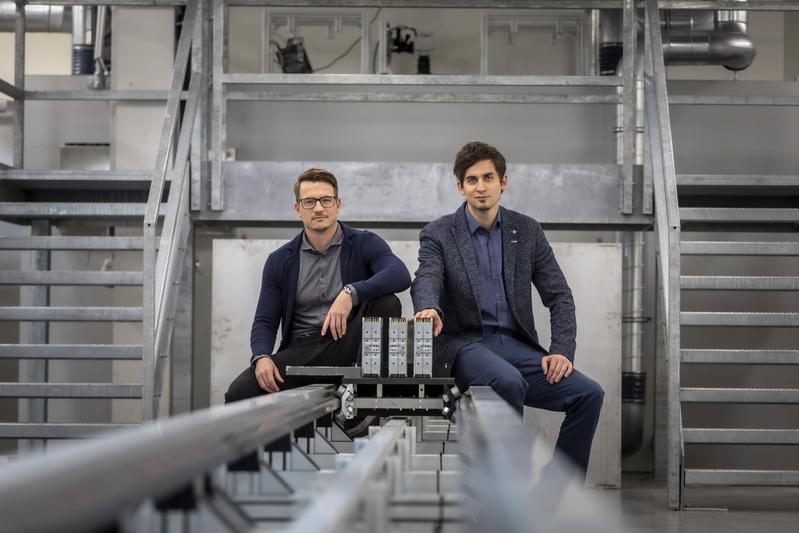 Jörg Moser (left) and Christian Ellersdorfer from the Vehicle Safety Institute at TU Graz at a test bench of the Battery Safety Center Graz.